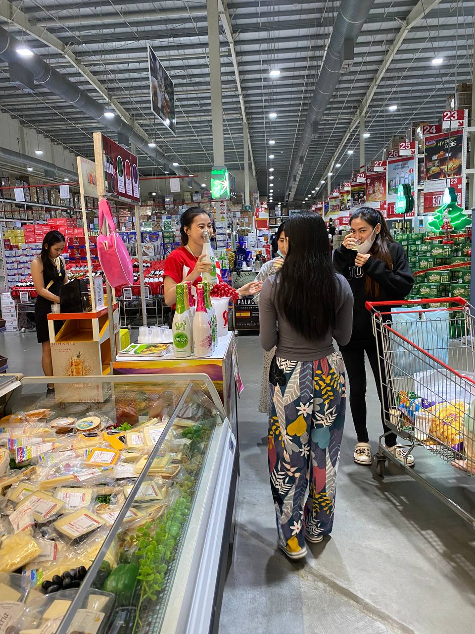 SPY Sparkle Fruit Revolutionizing FMCG Distribution with Da Houg Heng at Makro Cambodia - Image 35